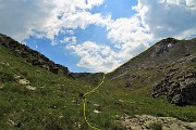 49 Risalgo per debole traccia verso il Passo di Reseda (2291 m)